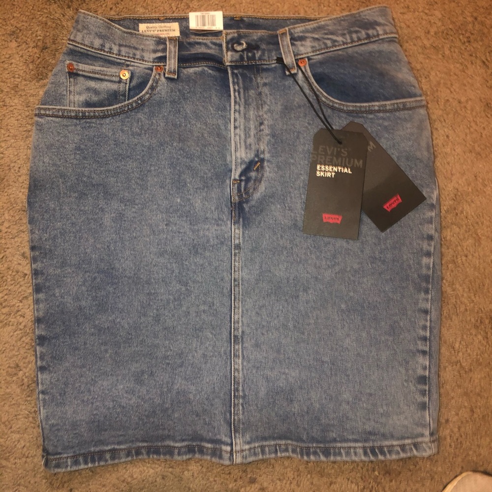 Levi Essential Skirt high waisted NWT size 29